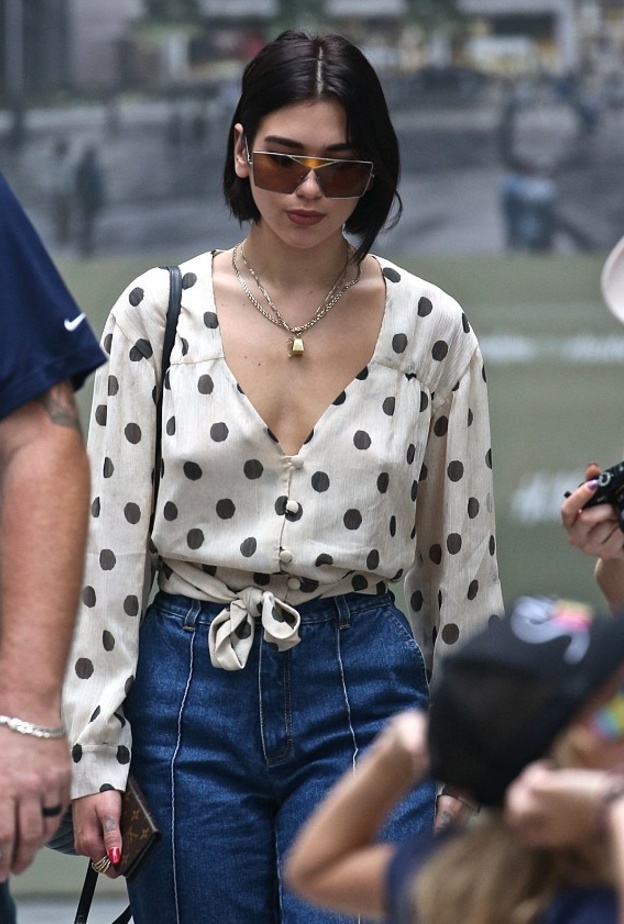 حافظت دوا على قصة شعرها القصيرة المعروفة بإسم بوب Bob، وماكياج بألوان باستيل