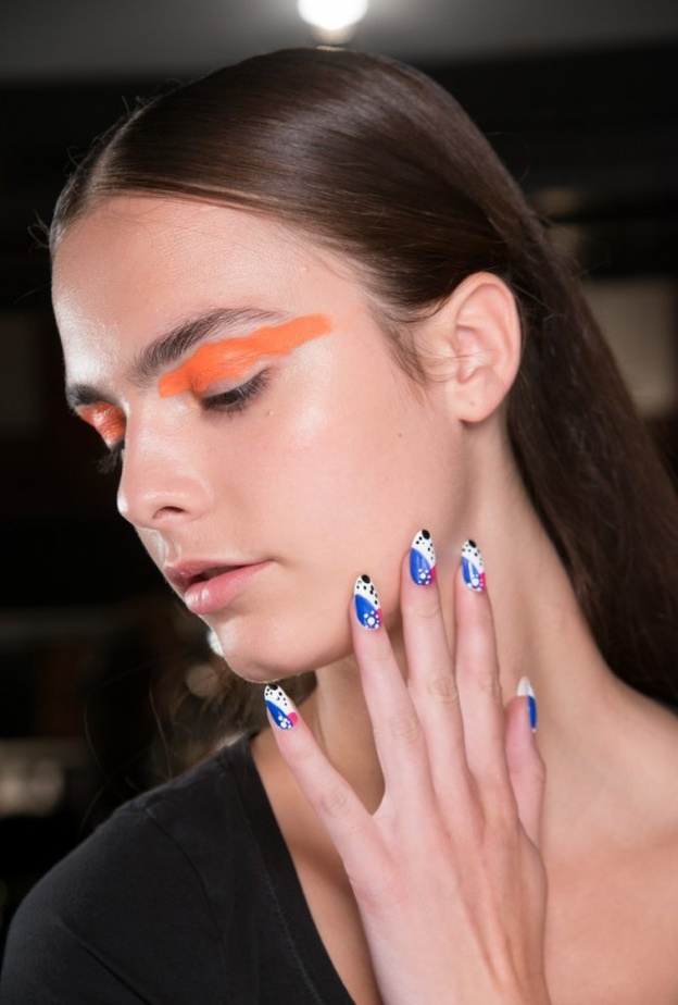 طلاء أظافر عصرية من الزخرفات مع Libertine