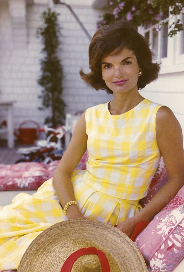 تيور أنيق باللون الأبيض تألقت به جاكي كيندي عام ١٩٦٥