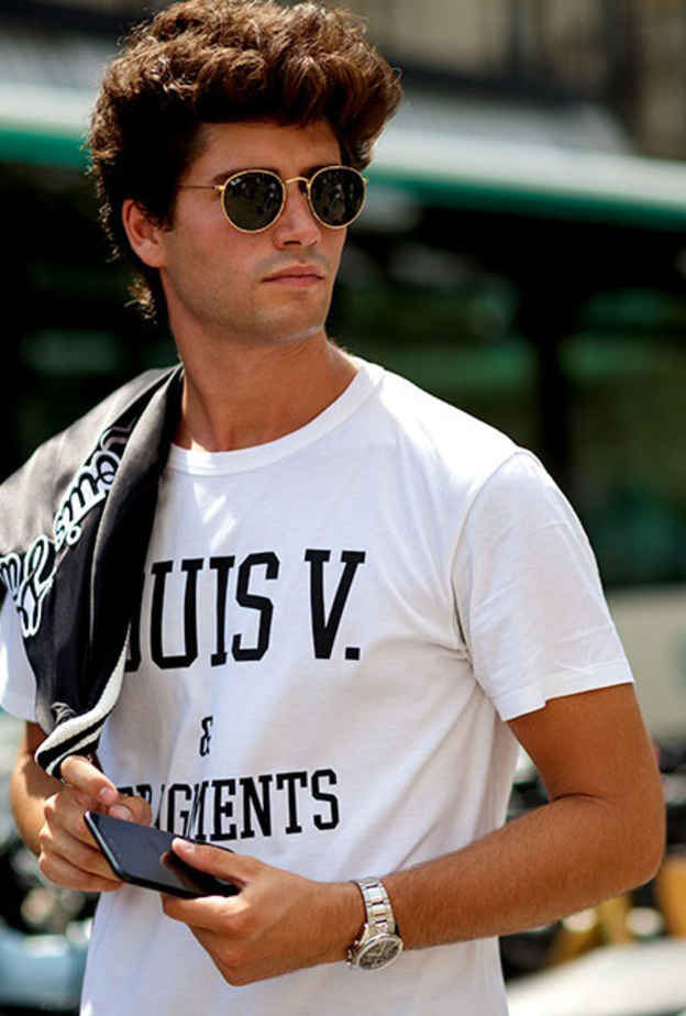  ستايل صيفي جذاب بالتيشرت المطبّع بكتابات مع النظارات الشمسية