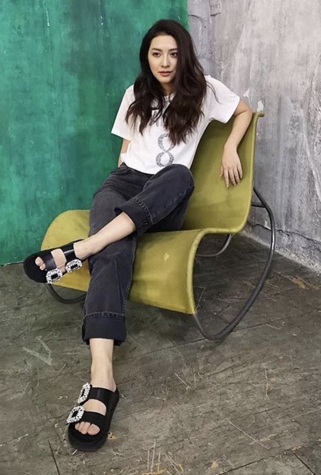 صنادل صيفية بلمسات مخملية وبراقة