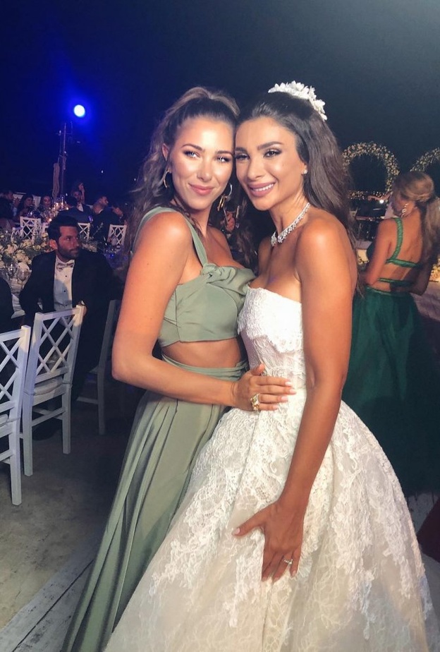 فستان ألين وطفا للمصمم اللبناني إيلي صعب 