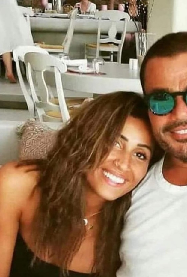 دينا الشربيني ظهرت بصور رومانسية مع عمرو دياب في اليونان
