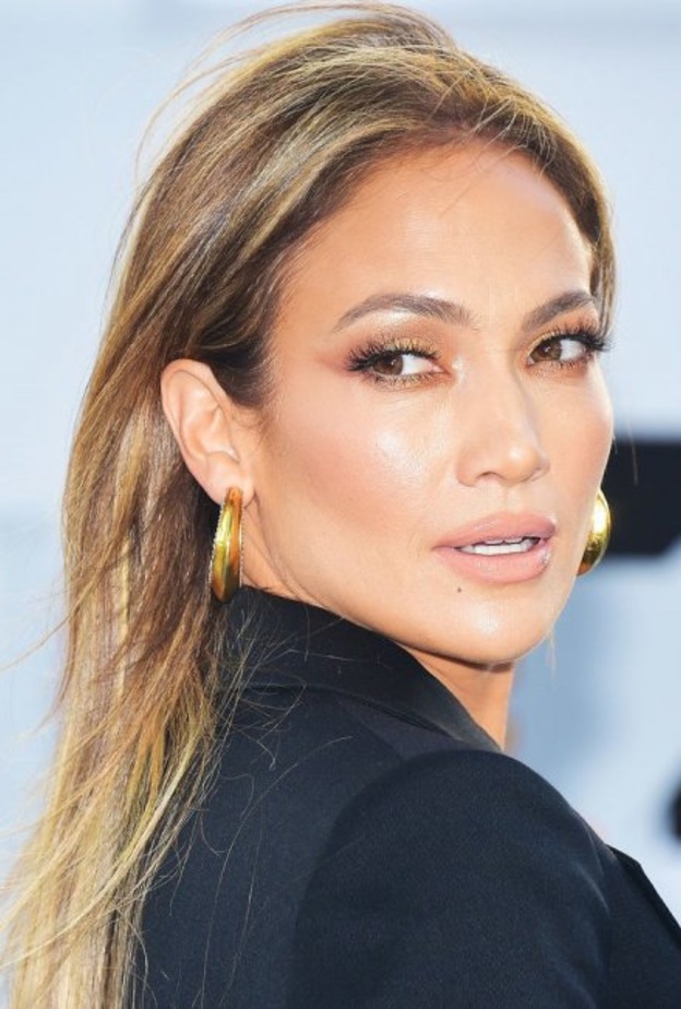 خطوات وضع المكياج المعدني والبرونزي مثل جنيفر لوبيز