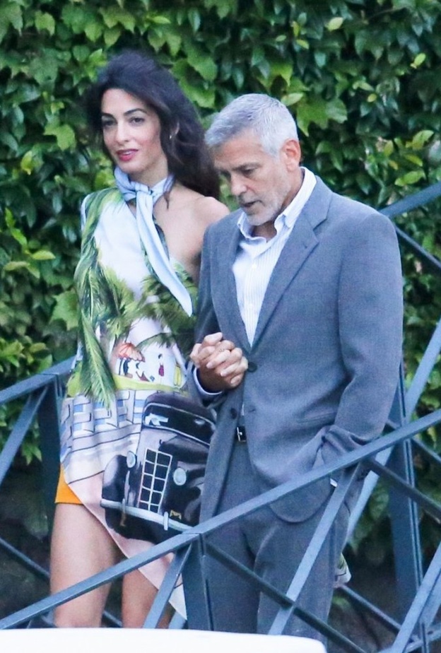  خرج الزوجان اللذان يقضيان عطلة الصيف في ايطاليا برفقة بعض الاصدقاء من بينهم المصممة ستيلا ماكارتني Stella McCartney وزوجها