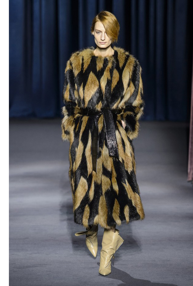 موضة الفرو الضخم والفضفاض من Zimmermann