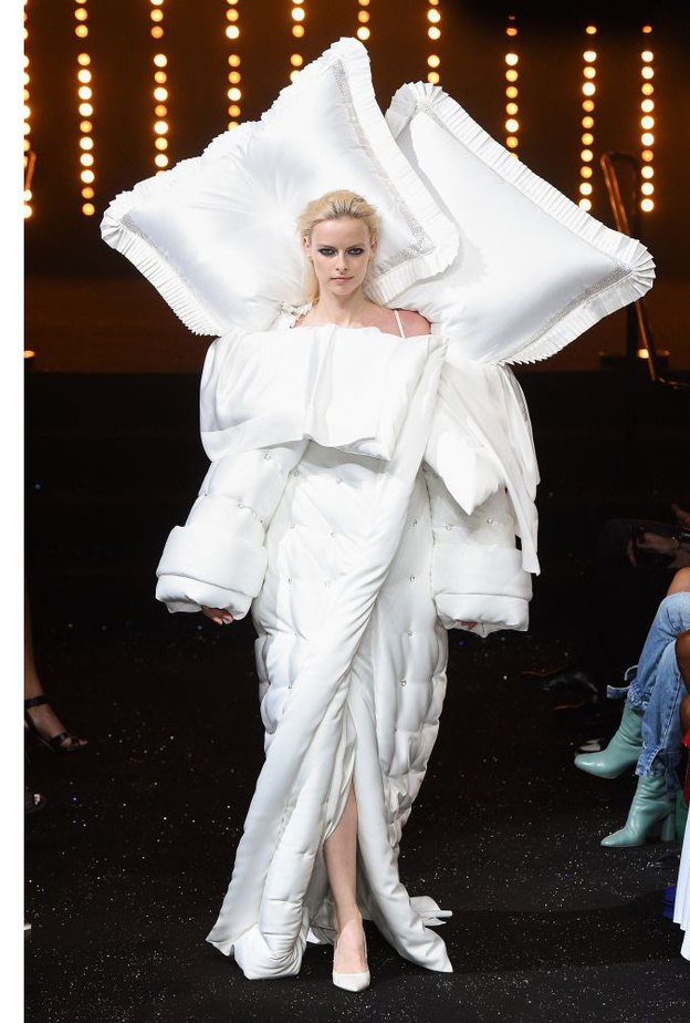  Iris van Herpen تصميم غريب من عرض