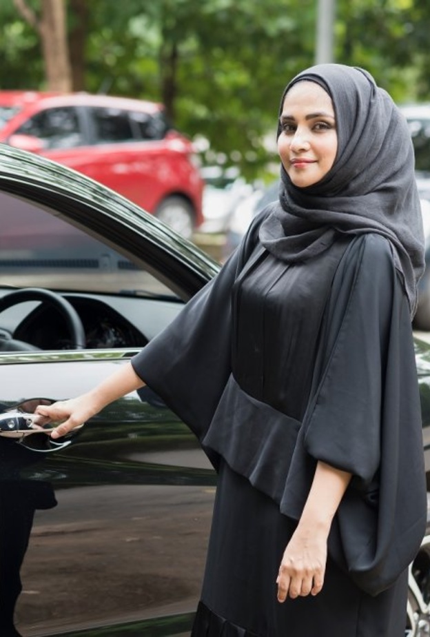 لا تتركي مقتنياتك الثمينة في مكان يمكن رؤيته من خلال زجاج السيارة