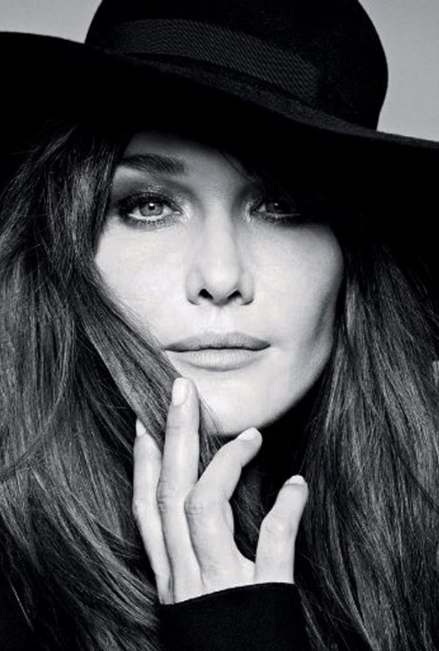 كارلا بروني وزوجها مع رئيسة مهرجانات بيت الدين نورا جنبلاط ووفد في استقبالها