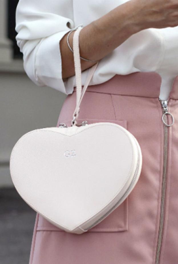 تألقي بتصاميم الحقائب الجذابة بالقصّات الملفتة باللون الأبيض