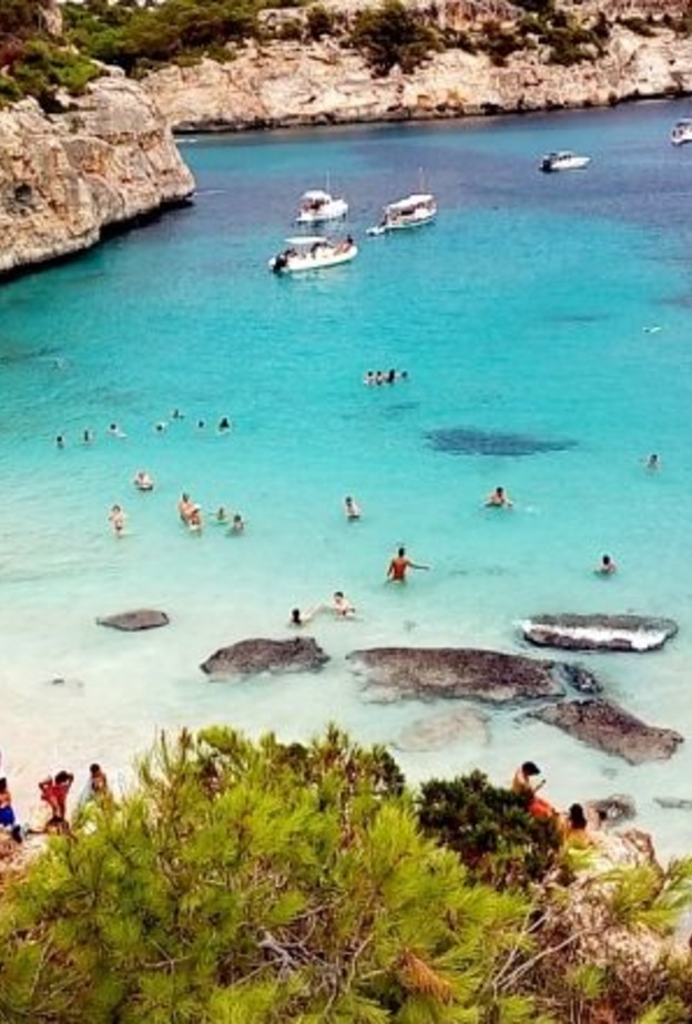 مشهد لشاطئ Cala D’en Serra