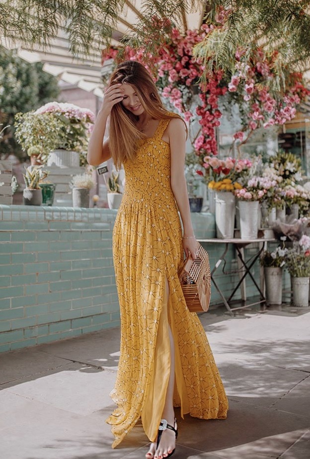 فستان أصفر ذهبي باكمام طويلة