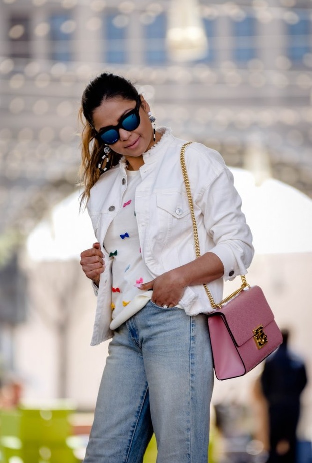 طرق تنسيق الجاكيت الجينز الأبيض مع الشورت