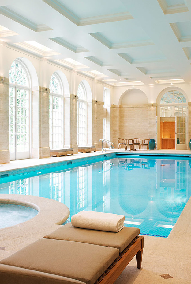 ديكور عصري ومودرن لمسبح شتوي دائري