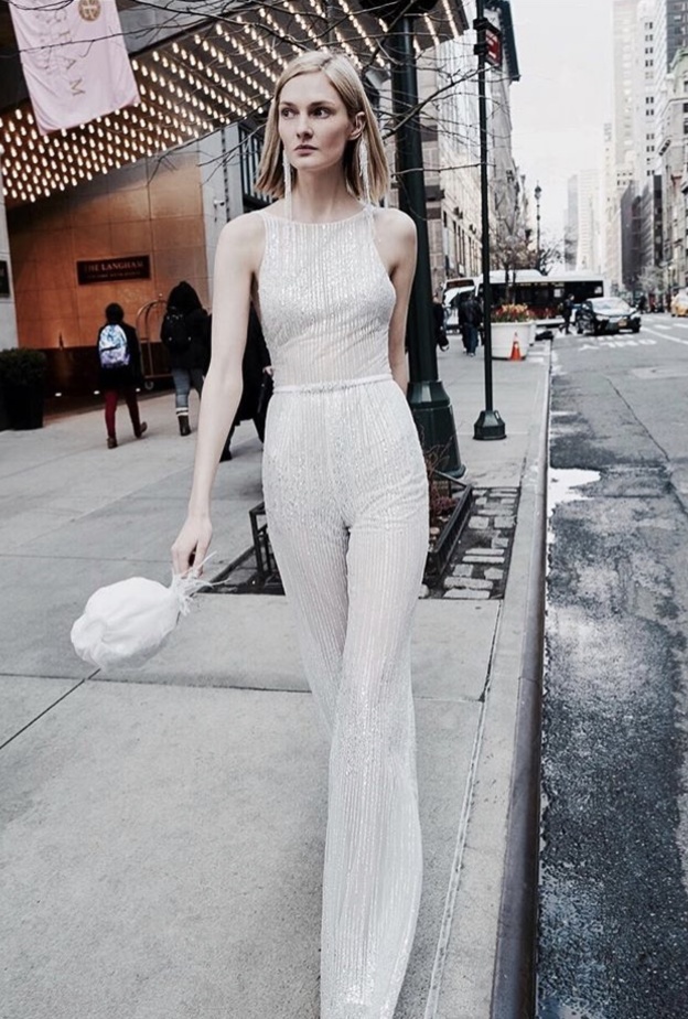 Viktor & Rolf جمبسوت بتصميم مزدان برباطات انيقة من