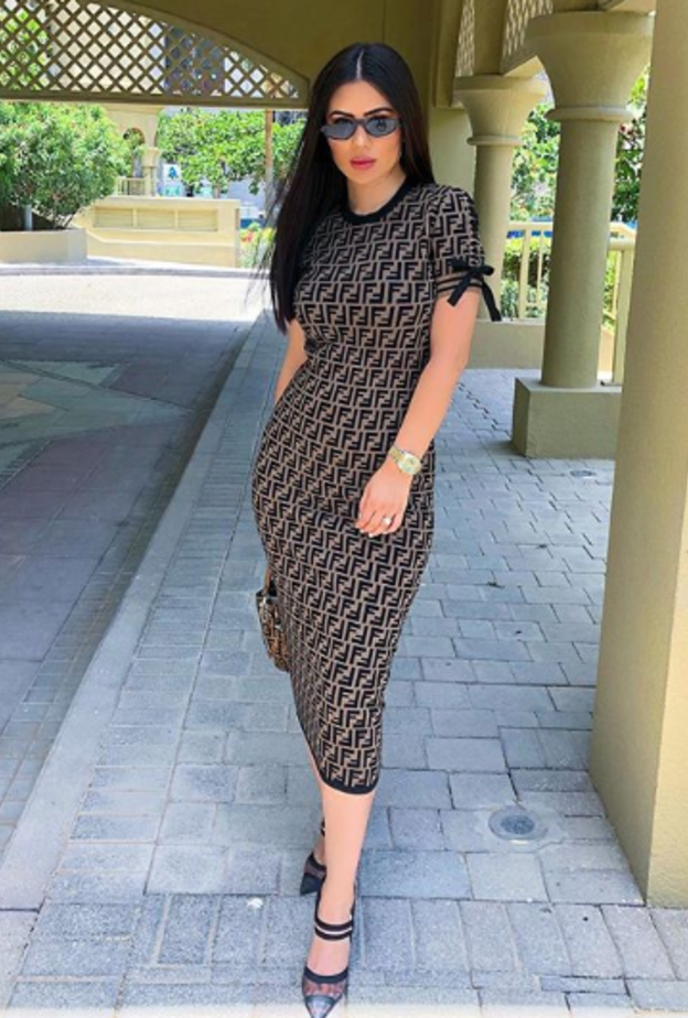 ديما الأسدي تجمع البنّي بالأسودي في فستان كلاسيكي