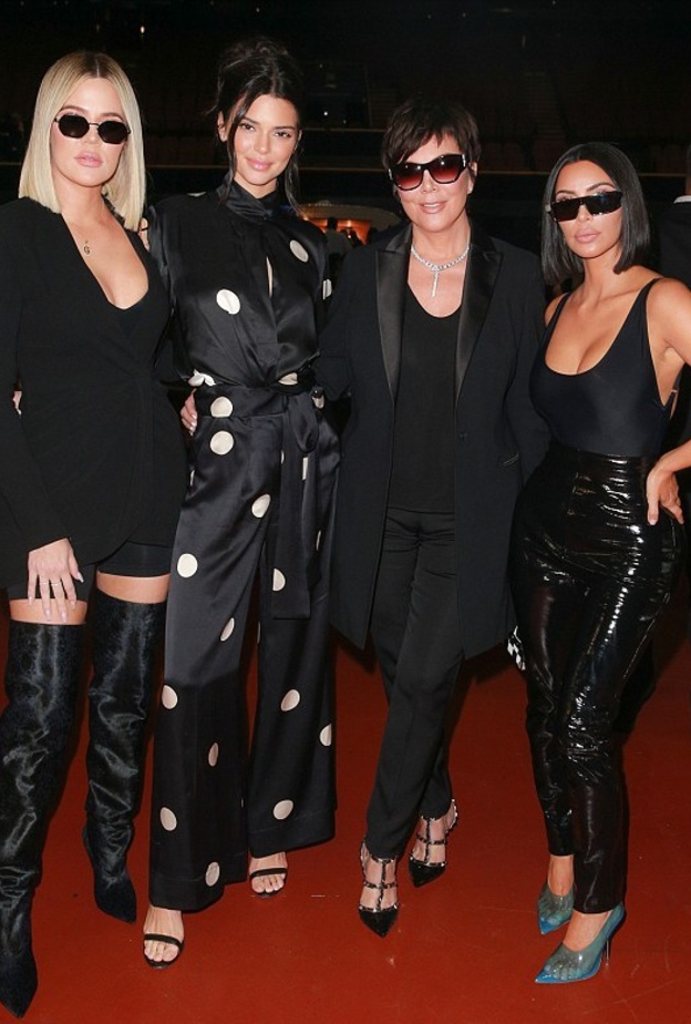 ، أطلت كل من كيم كلوي وكندل برفقة والدتهن كريس خلال نشاط خيري في لوس انجلوس باللون الاسود فبدين جميلات وانيقات