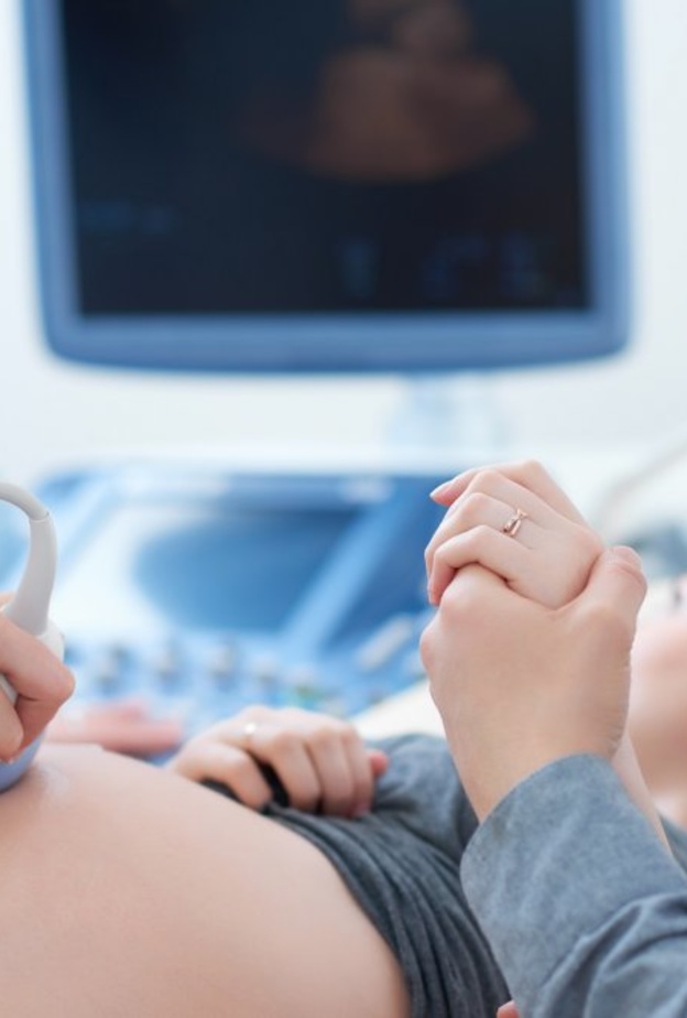 ما هي أعراض زيادة الماء حول الجنين وطرق علاجه