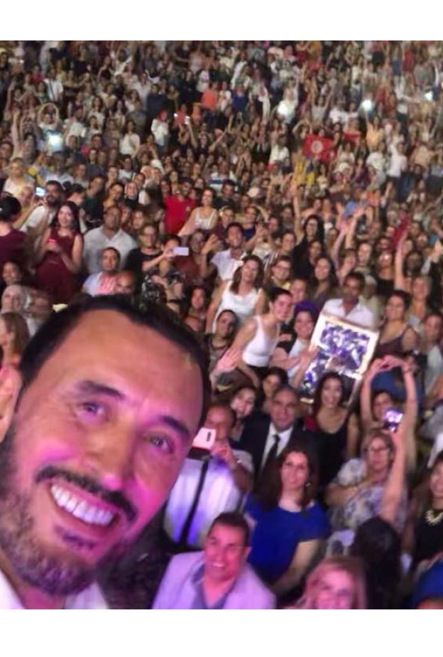 سيلفي لكاظم الساهر مع جمهوره في مهرجان قرطاج