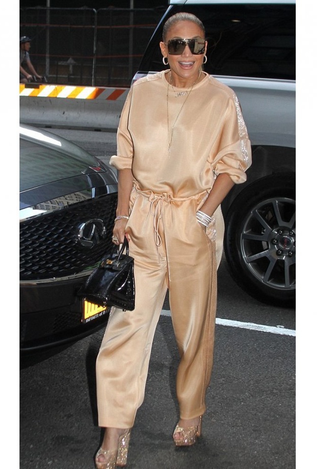 في اجدد اطلالاتها اعتمدت لوبيز لوكاً جريئاً وكأنها استوحته من المغنية الشابة اريانا غراندي