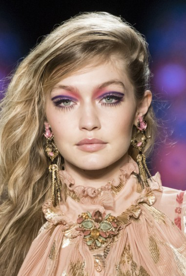 شفايف قوية باللون المرجانيمن دار Alexander McQueen