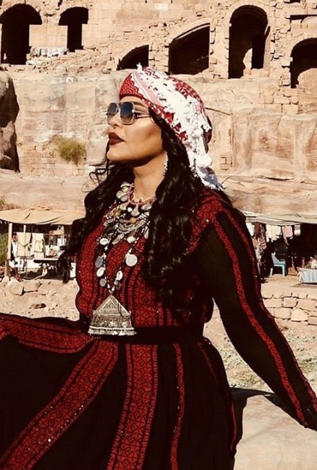 أحلام تخضع لجلسة تصوير في مدينة البتراء الأردنية