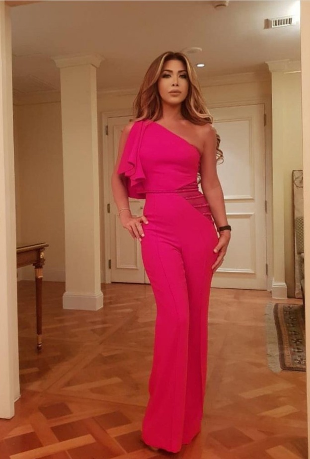 نوال الزغبي مشرقة بموضة الجمبسوت المستقيم مع الأكمام الواسعة والمزخرفة