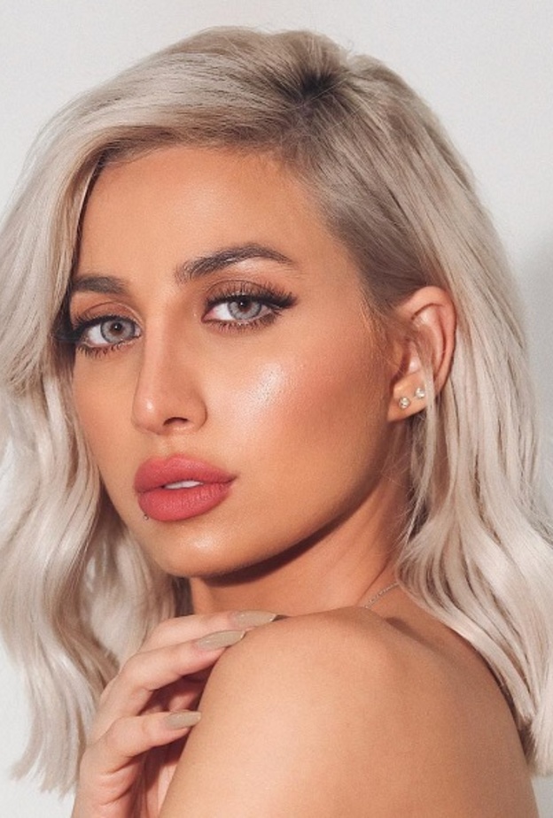 الاشقر البلاتيني لون اعتمدته المودل روز عام 2018