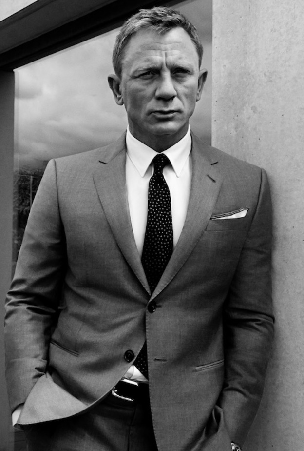 ستايل فاخر وأنيق بالبدلة الرمادية خلال أدائه دور جيمس بوند