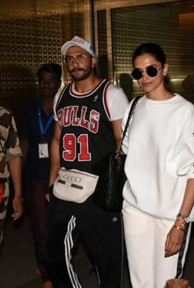 رانفير سينغ وديبيكا بادوكون متشابكي الأيدي في المطار