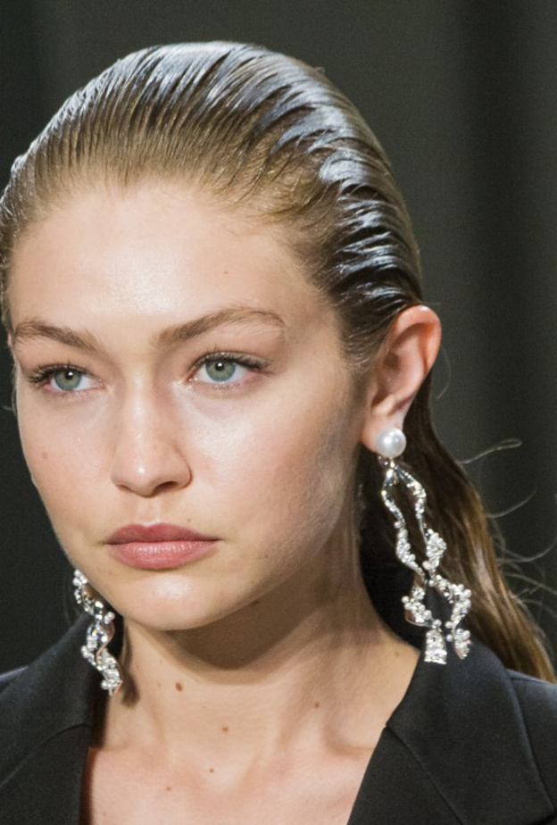  تسريحات شعر مبللة ومشدودة من Roberto Cavalli