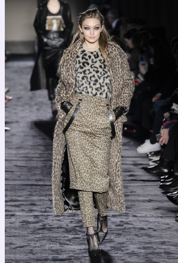 الأزياء بطبعات حيوانية ‏مع الرسمات البارزة من Carolina Herrera