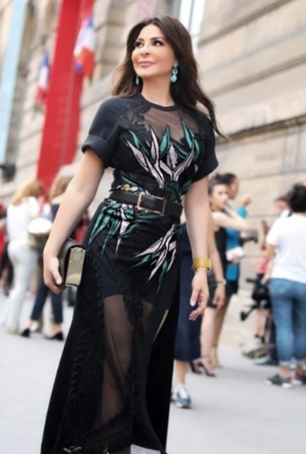 فستان فضي قصير ميتالك اختارته اليسا من بالمان