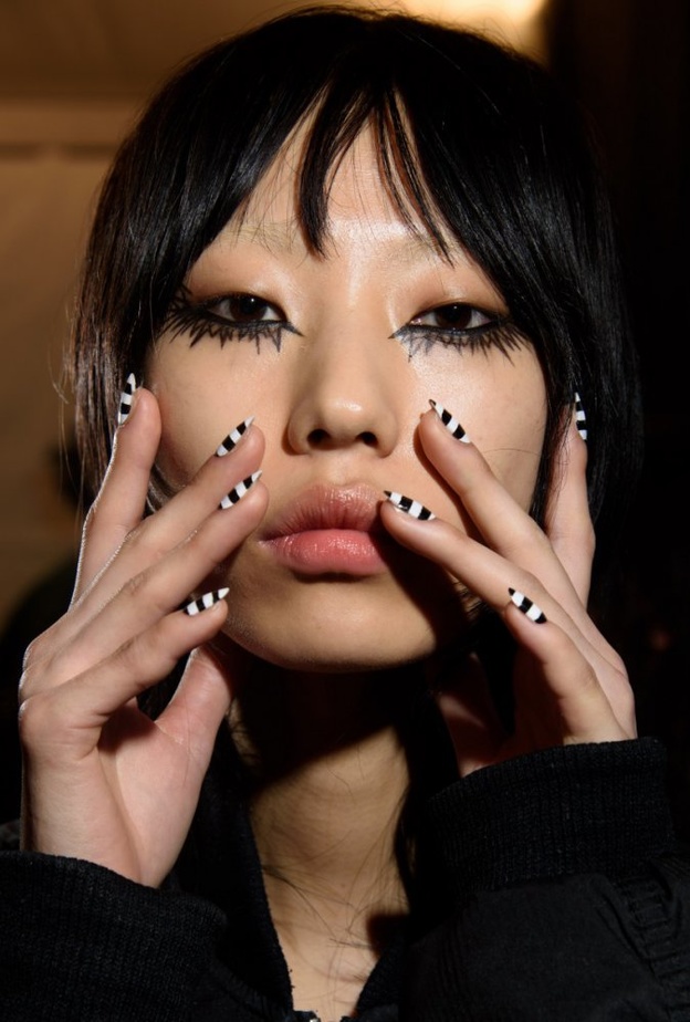 طلاء أظافر مقلمة بالوان الابيض والاسود مع أظافر _Kenzo