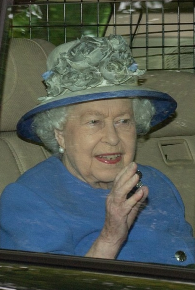 ملكة بريطانيا بإطلالة زرقاء أنيقة في بالمورال