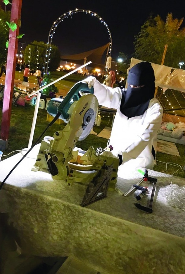  تعرفوا على قصة احتراف الشابة السعودية أريج شتيوي مهنة النجارة