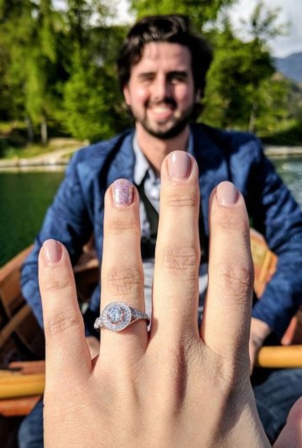 يجب اختيار مصور محترف لالتقاط صور مميزة لاعلان الخطوبة