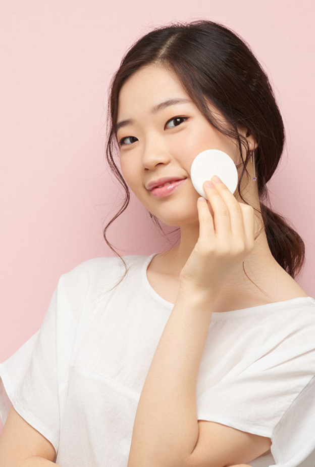  تنظيف البشرة مرتين متتاليتين من قواعد العناية الكورية