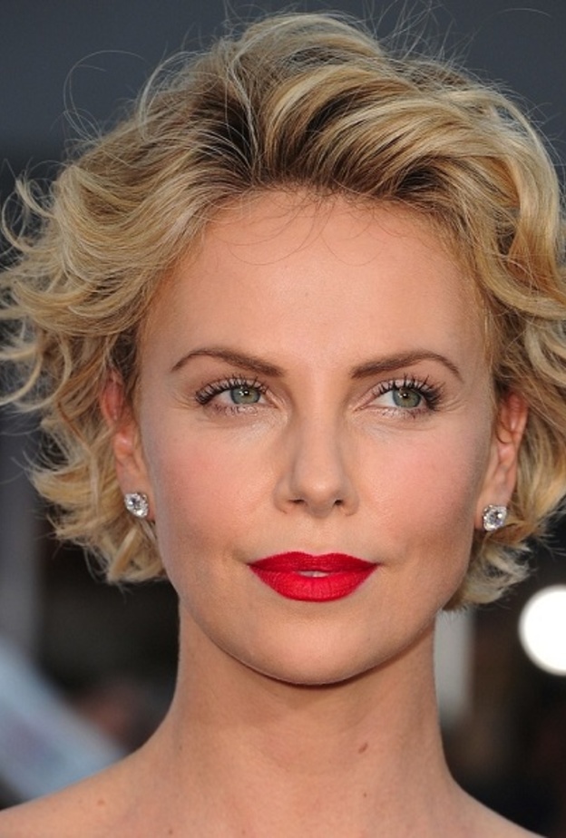 تشارليز ثيرون تشتهر بجمالها الاوروبي الناعم