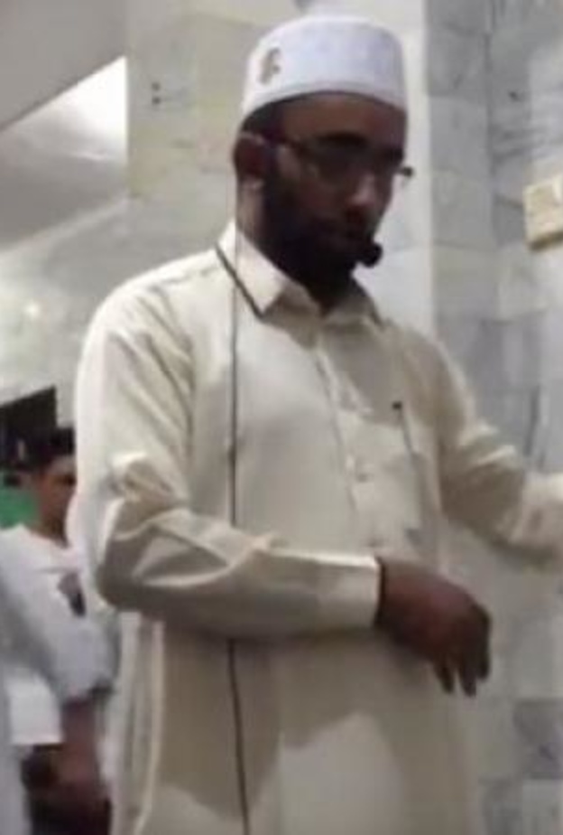 هروب المصلين بسبب زلزل إندونيسيا وإمام يكمل الصلاة وسط الزلزال