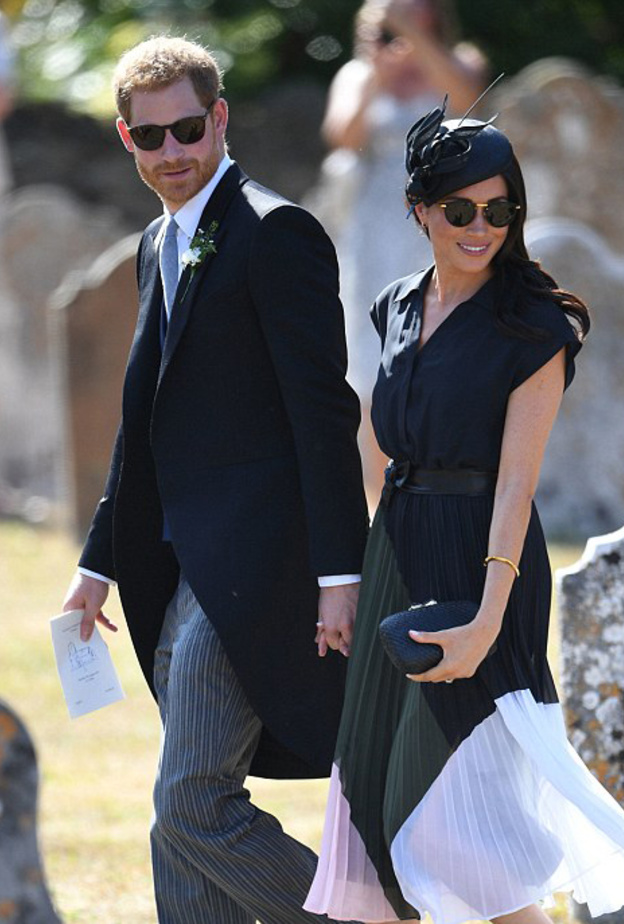  نفاذ كل الكمية المعروضة من فستان ميغان ماركل