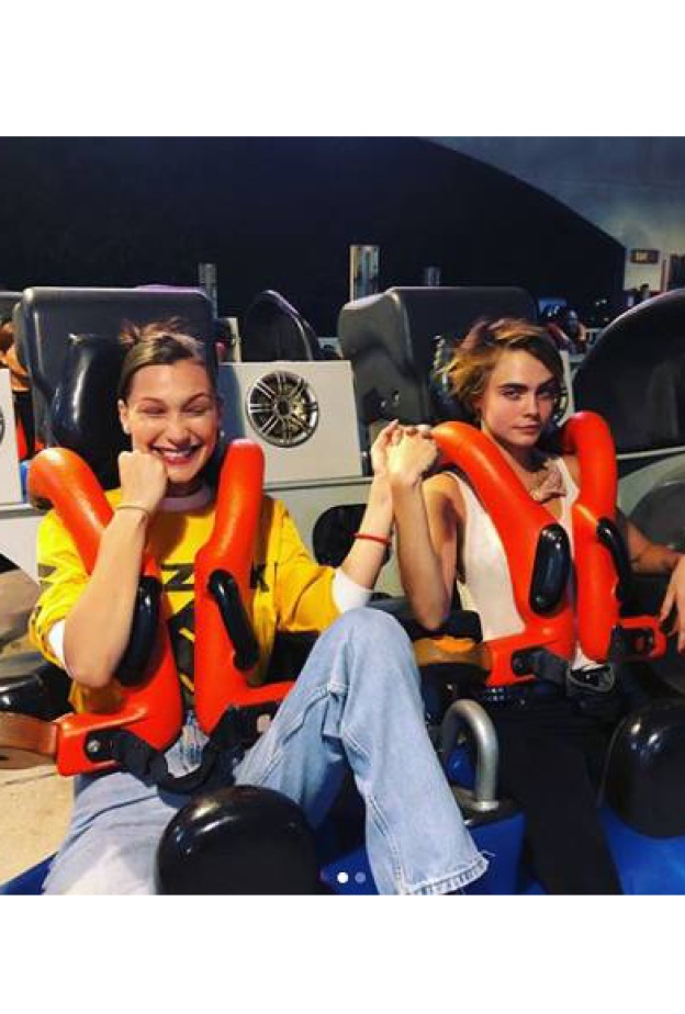 بيلا حديد وكارا ديليفينج في مغامرة جديدة في مدينة الملاهي