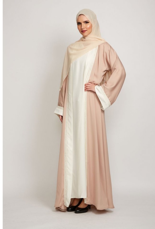 عباية عصرية من عفّة الدبّاغ بتصميم مميّز بالأزرق الباستيلي