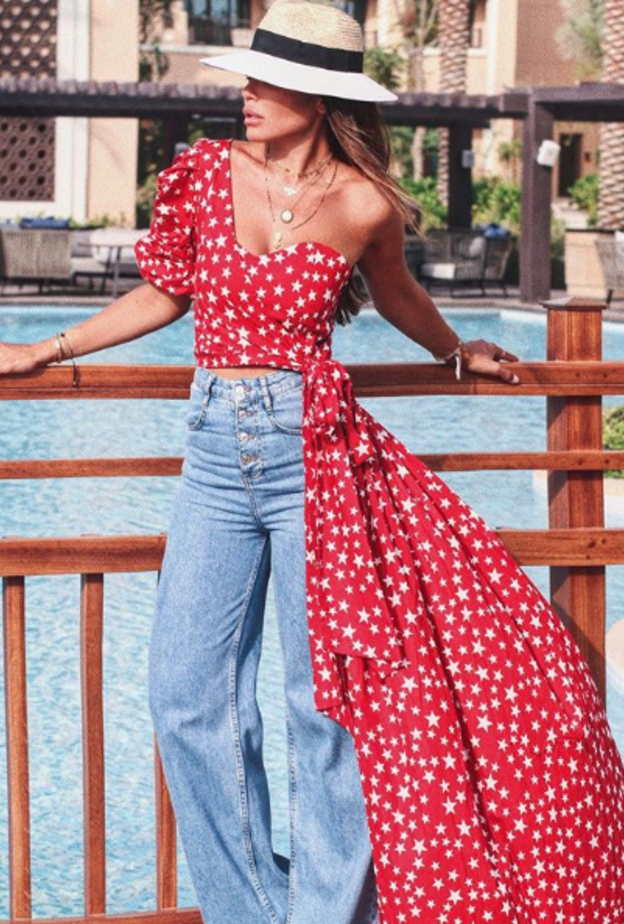  جينز ممزق بتصميم كاجوال نسقته العنود بدر مع قميص كارو