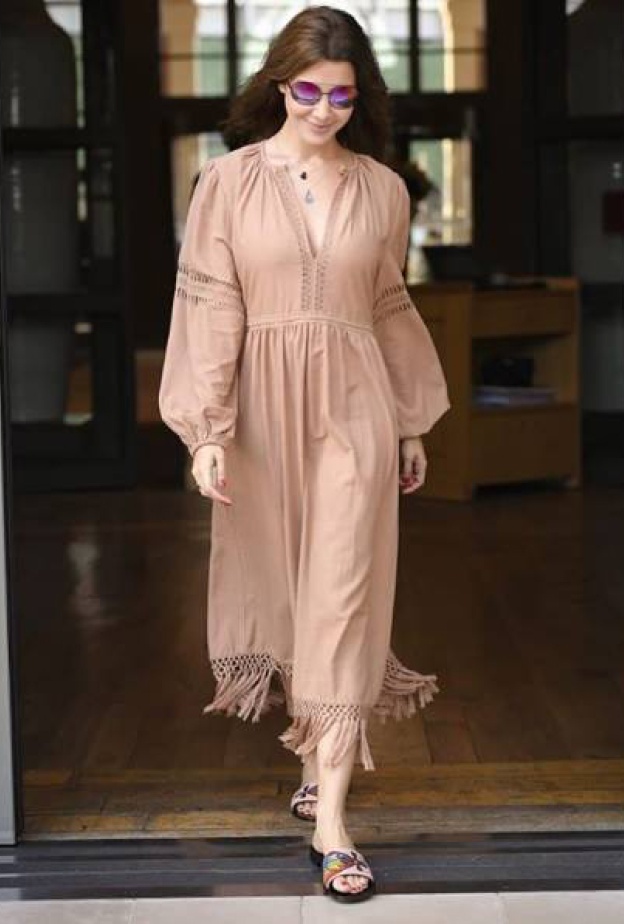 نانسي عجرم بفستان واسع في موناكو بعد الإعلان عن حملها بمولودها الثالث