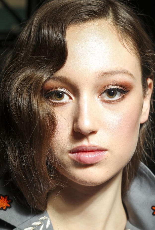 مكياج معدني وذهبي على الجفون العليا للعين بأسلوب عارضات ‏Aigner