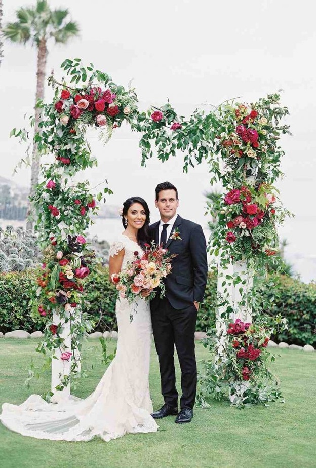 تعليق المصابيح على الاشجار في زفاف حديقة المنزل