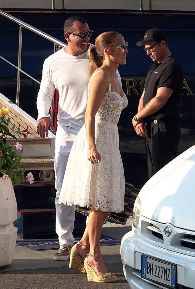 جنيفر لوبيز ‏Jennifer Lopez‏ سحرت المعجبين باختياراتها وعفويتها المشرقة