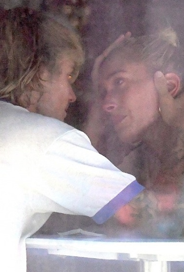 جاستن بيبر وهايلي بالدوين