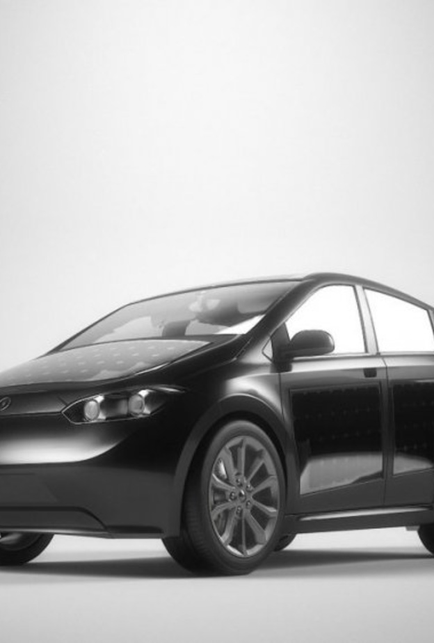 خلايا شمسية تشحن أثناء سير أو توقف السيارة